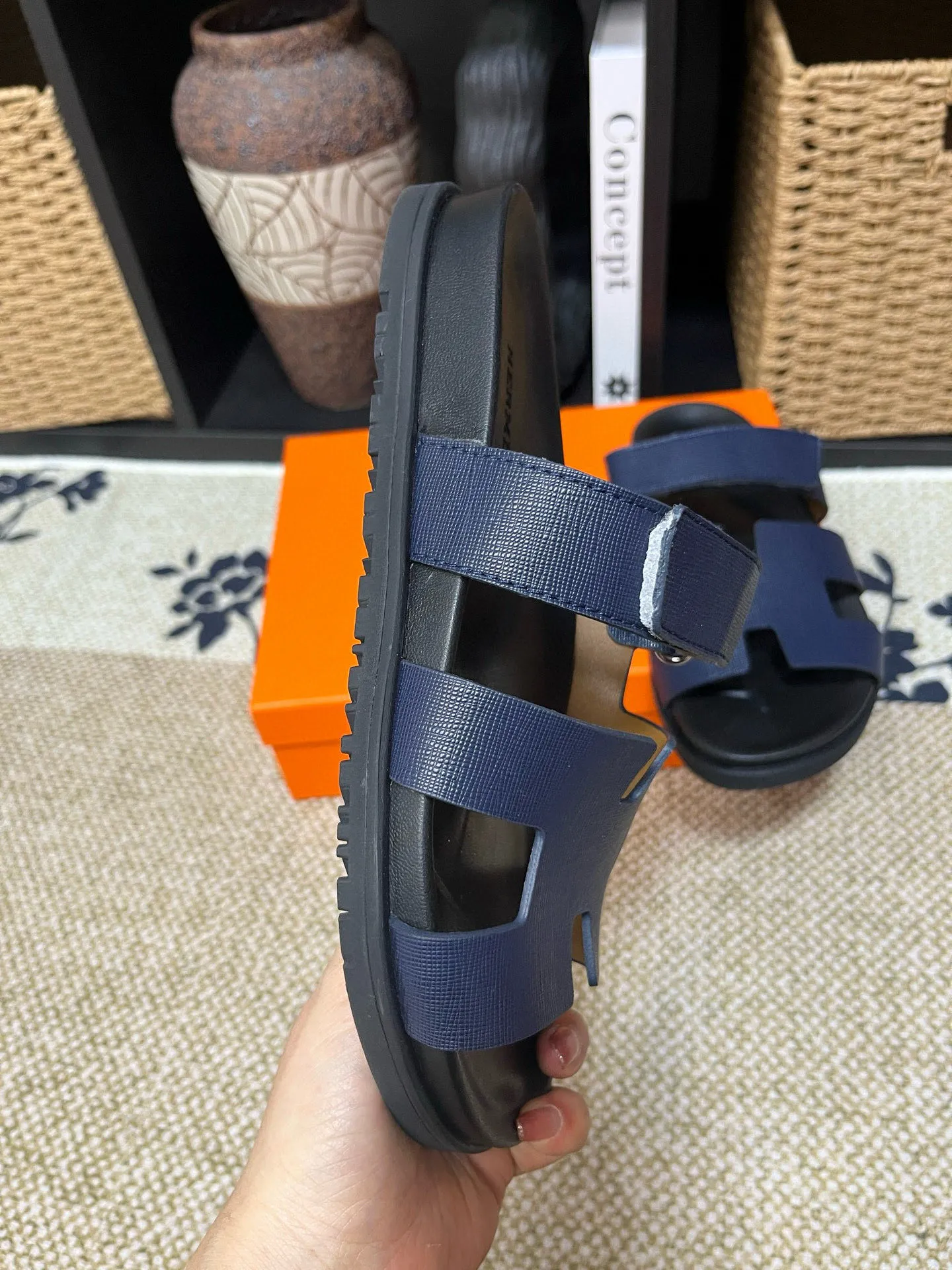 Factory price: 340💰Long-term availability Hermes men's Kazimir slippers for couples - top quality, Hermès woven calfskin functional sandals. The interwoven upper inspired by the "H" iconic pattern creates a casual look, which can be said to be a good companion for summer. Imported cowhide + cowhide lining + TU men's shoes💰Outsole Size: 35-46